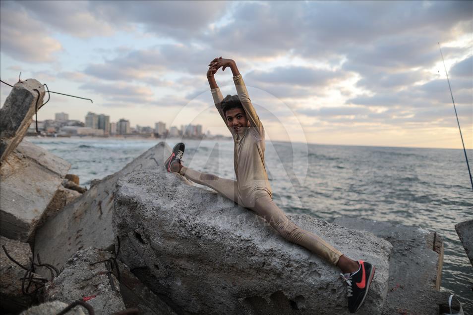 Palestinian contortionist seeking to break the Guinness World Record