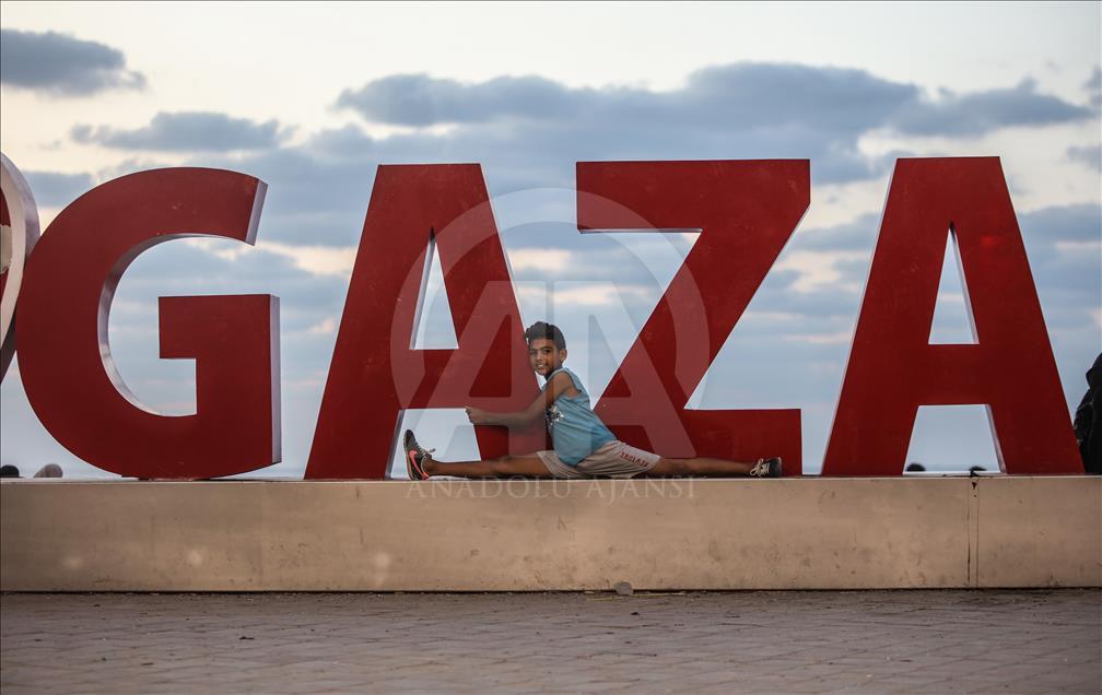 Palestinian contortionist seeking to break the Guinness World Record