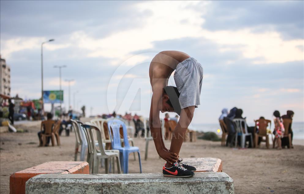 Palestinian contortionist seeking to break the Guinness World Record