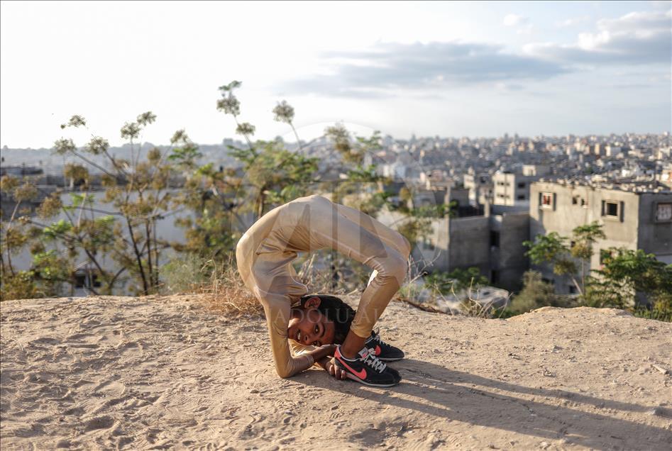 Palestinian contortionist seeking to break the Guinness World Record
