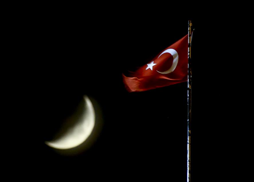 Türk Bayrağı ile Hilal buluştu