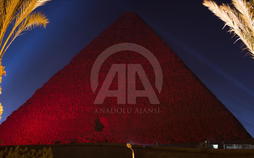 Egypte :Feu d'artifice sur fond de la Grande Pyramide, pour la journée mondiale du coeur