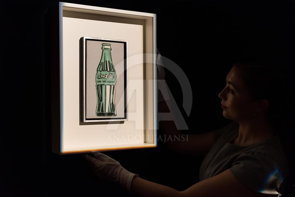 Londra'daki Christie's müzayede evindeki açık artırma