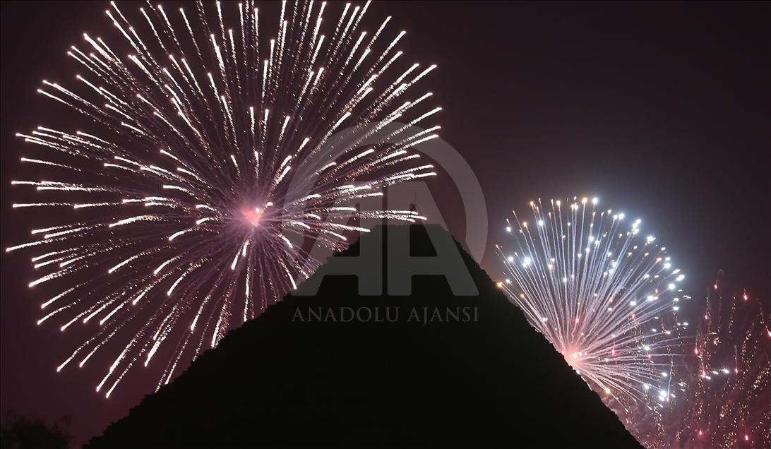 Egypte :Feu d'artifice sur fond de la Grande Pyramide, pour la journée mondiale du coeur