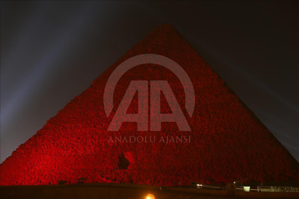 Egypte :Feu d'artifice sur fond de la Grande Pyramide, pour la journée mondiale du coeur