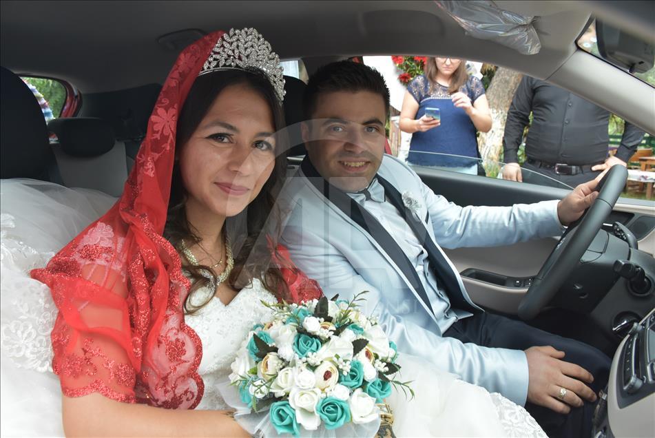 Turquie: Des mariés prennent l'avion avec les habits du mariage