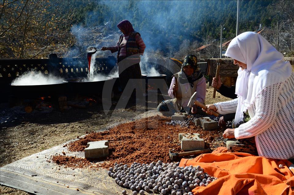 Toroslar'dan sofralara uzanan lezzet "andız pekmezi"