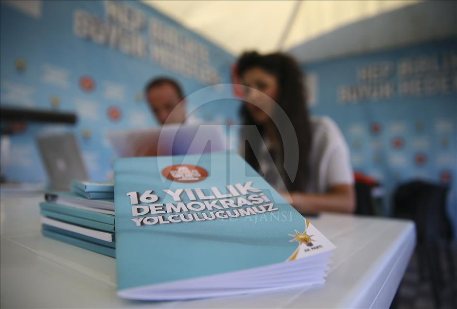 AK Parti'den "16 yıllık Demokrasi Yolculuğumuz" kitapçığı