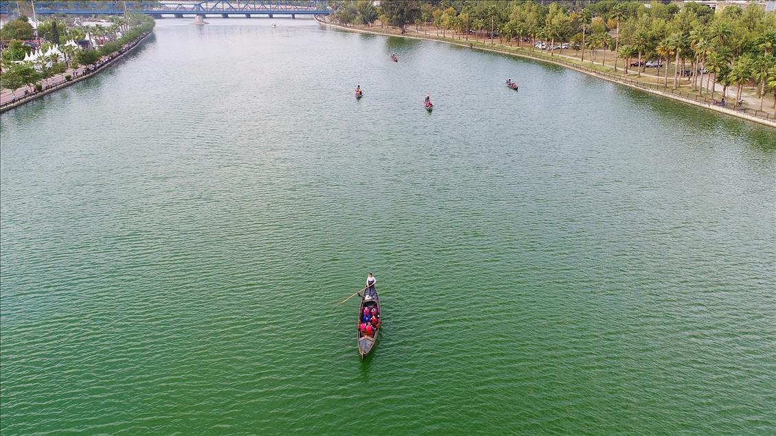 Venedik'teki gondol keyfi Seyhan Nehri'nde