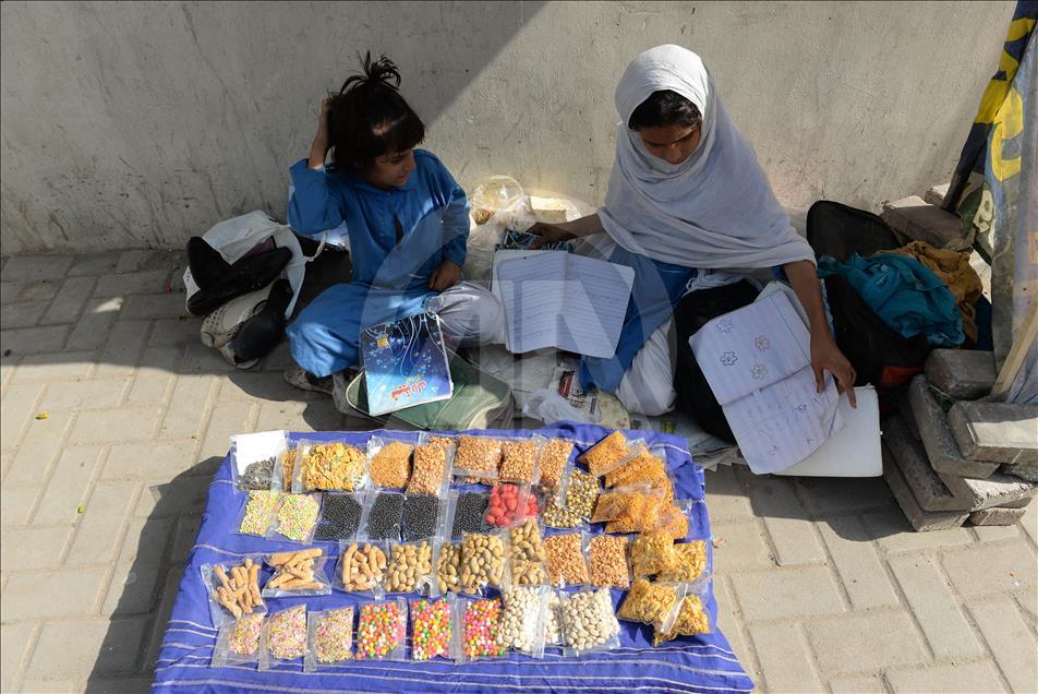 Pakistan'da yoksul kız çocuklarının yaşam mücadelesi