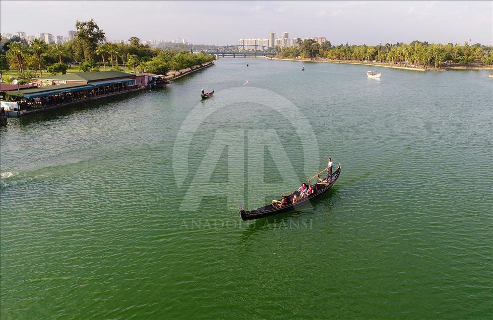 Venedik'teki gondol keyfi Seyhan Nehri'nde