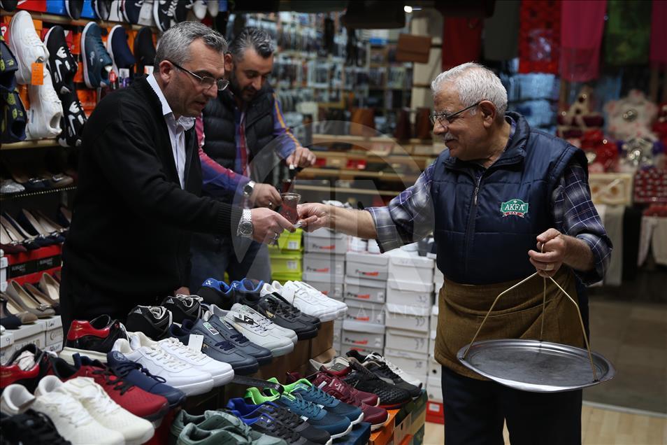 Tarihi çarşının 66 yıllık çaycısı