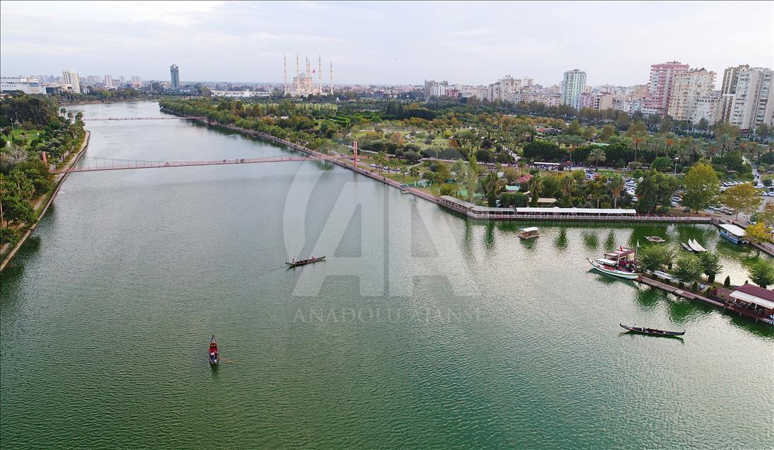 Venedik'teki gondol keyfi Seyhan Nehri'nde