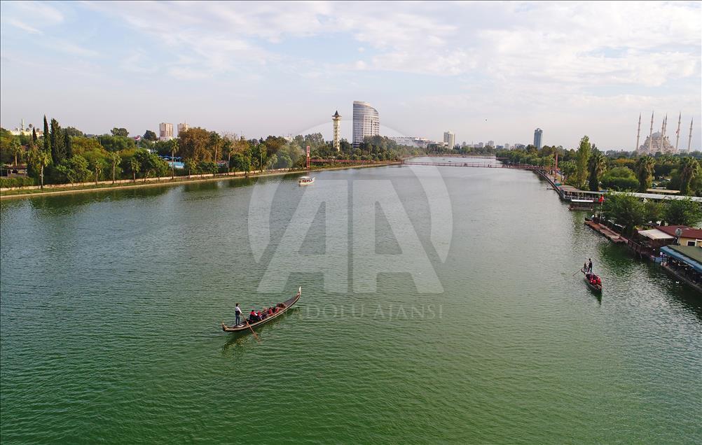 Venedik'teki gondol keyfi Seyhan Nehri'nde