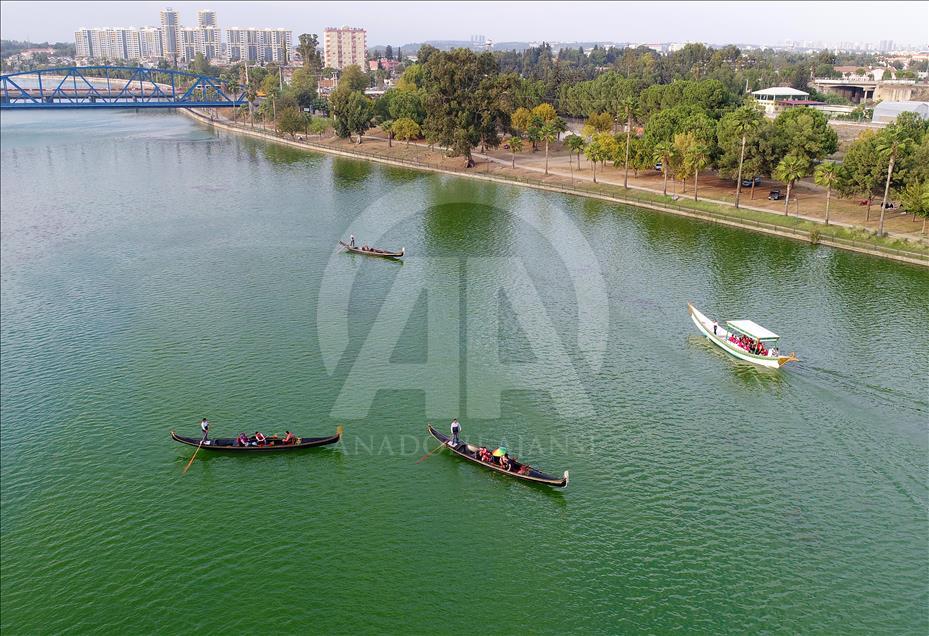 Venedik'teki gondol keyfi Seyhan Nehri'nde