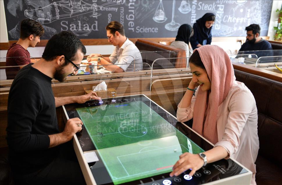 Iran: Prvi robotizirani restoran sve popularaniji u Teheranu 