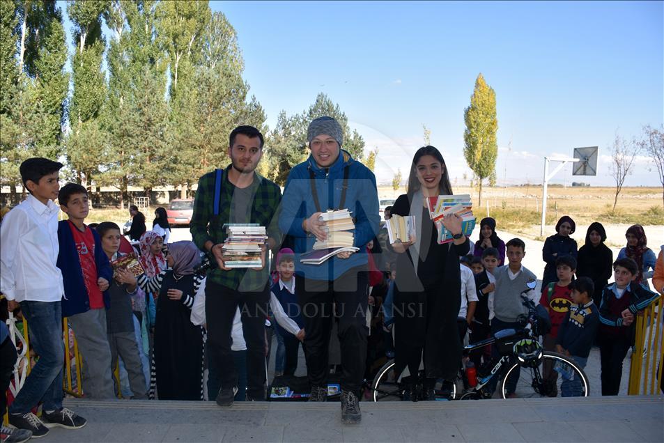 "Bisikletli kütüphaneci" komşu ildeki çocuklara da ulaşıyor