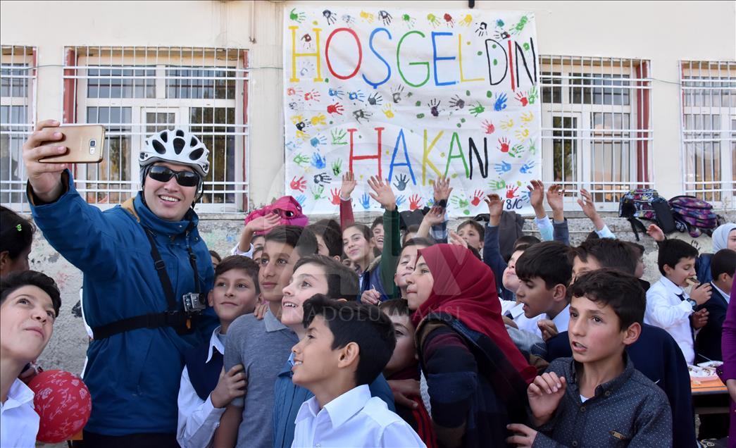 "Bisikletli kütüphaneci" komşu ildeki çocuklara da ulaşıyor