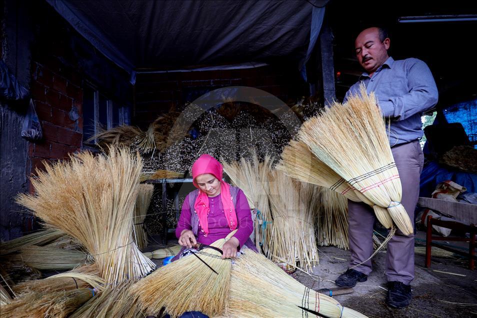 Last hand-made broom makers in Turkey's Samsun