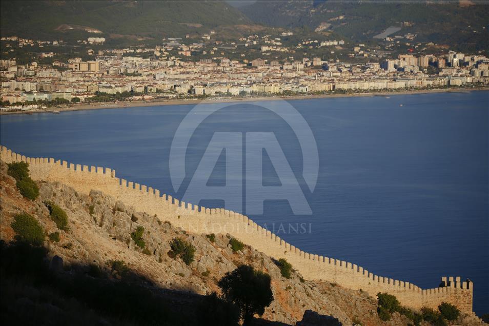Güneşin dört mevsim gülümsediği yer: Alanya