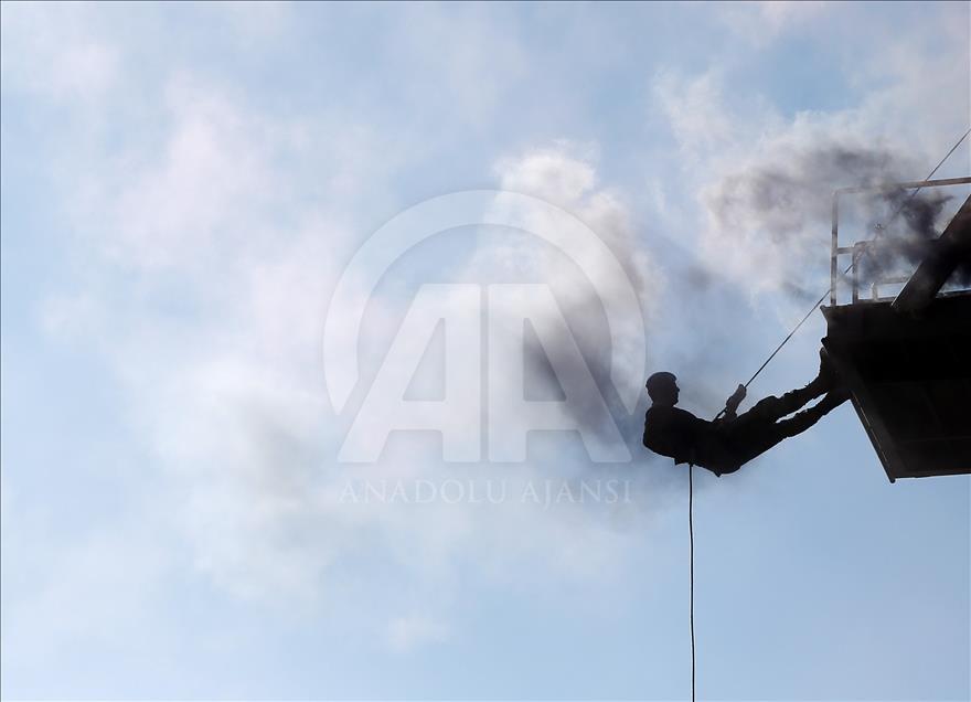 Turkish gendarmerie recruits show off commando skills 