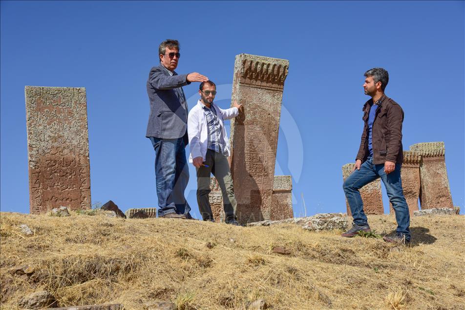 Ahlat'taki Selçuklu Mezarlığı'nda yeni mezar taşları bulundu