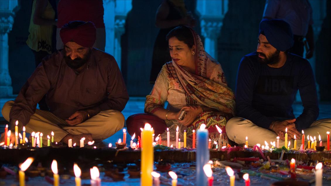 Indian streets lit up for Diwali festival