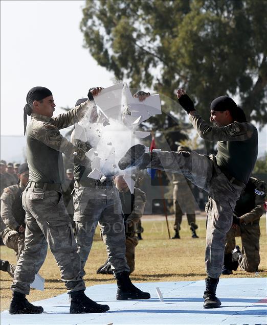 Turkish gendarmerie recruits show off commando skills 