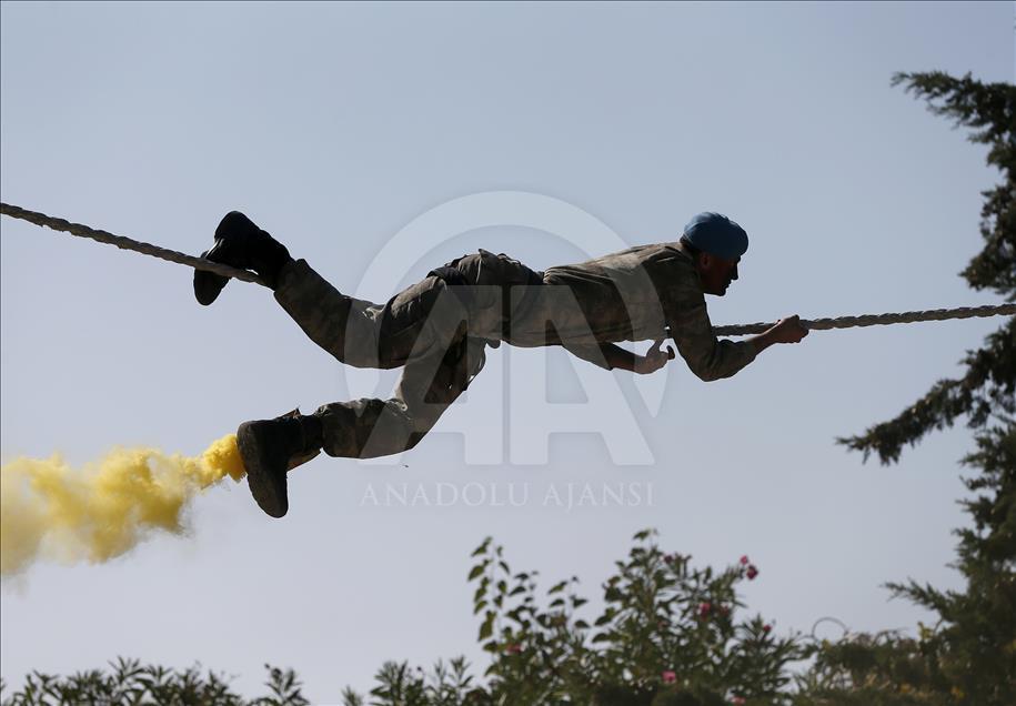 Turkish gendarmerie recruits show off commando skills 
