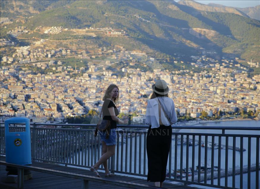 Güneşin dört mevsim gülümsediği yer: Alanya