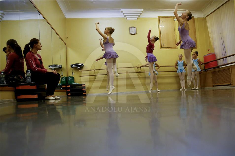 Male ruske balerine: Teška i detaljna obuka na putu ka slavi