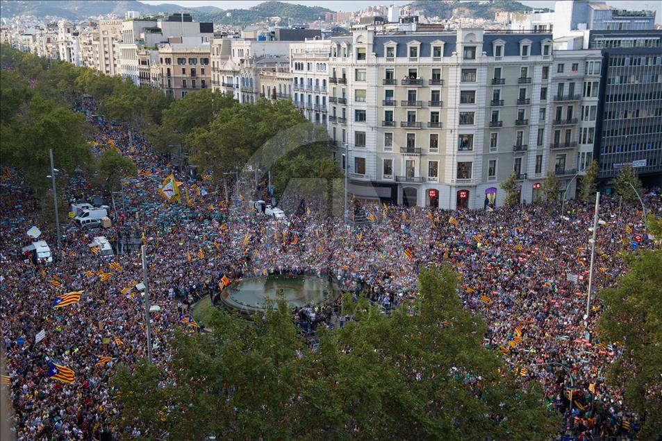 Ayrılıkçı Katalanlardan Barselona'da büyük gösteri