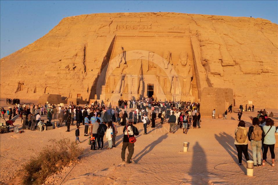 Sun 'rises' on Ramesses II statue in Egypt