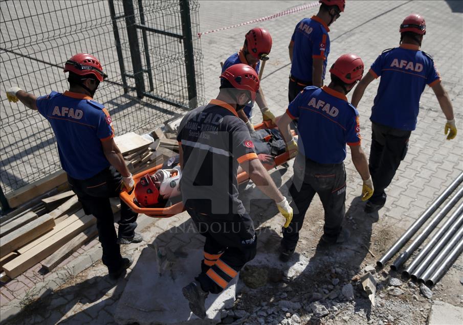 AFAD'ın kahramanları minik Azra'yı unutamıyor