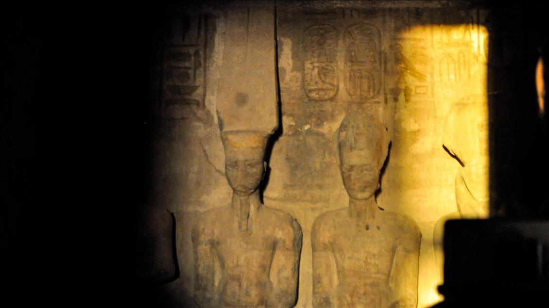 اشعه خورشید بر روی تندیس رامسیس دوم فرعون در مصر

