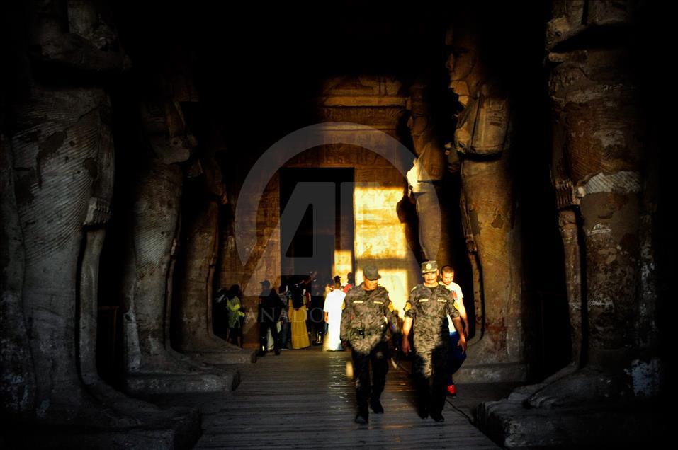 Sun 'rises' on Ramesses II statue in Egypt