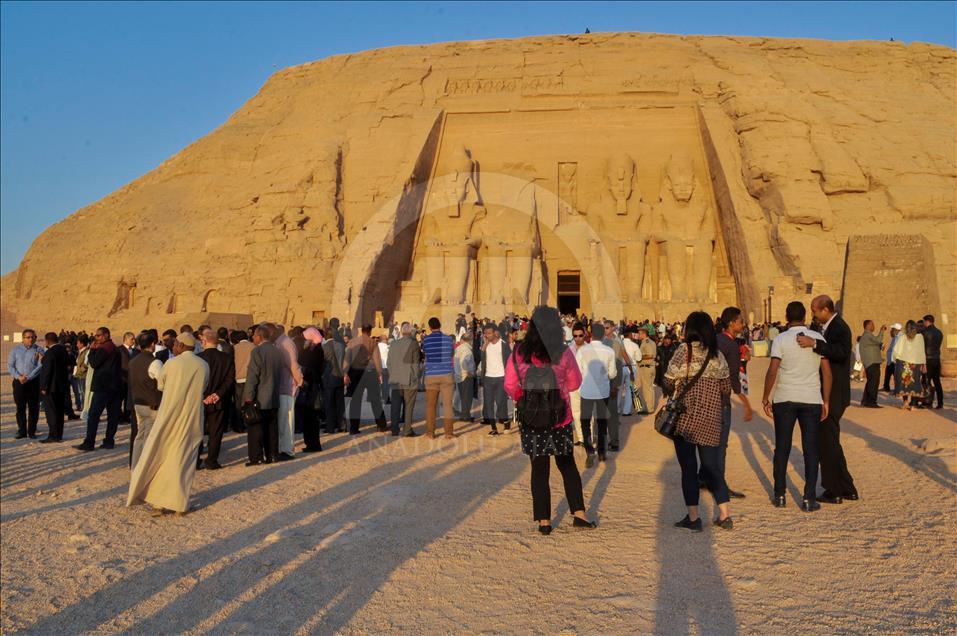 اشعه خورشید بر روی تندیس رامسیس دوم فرعون در مصر
