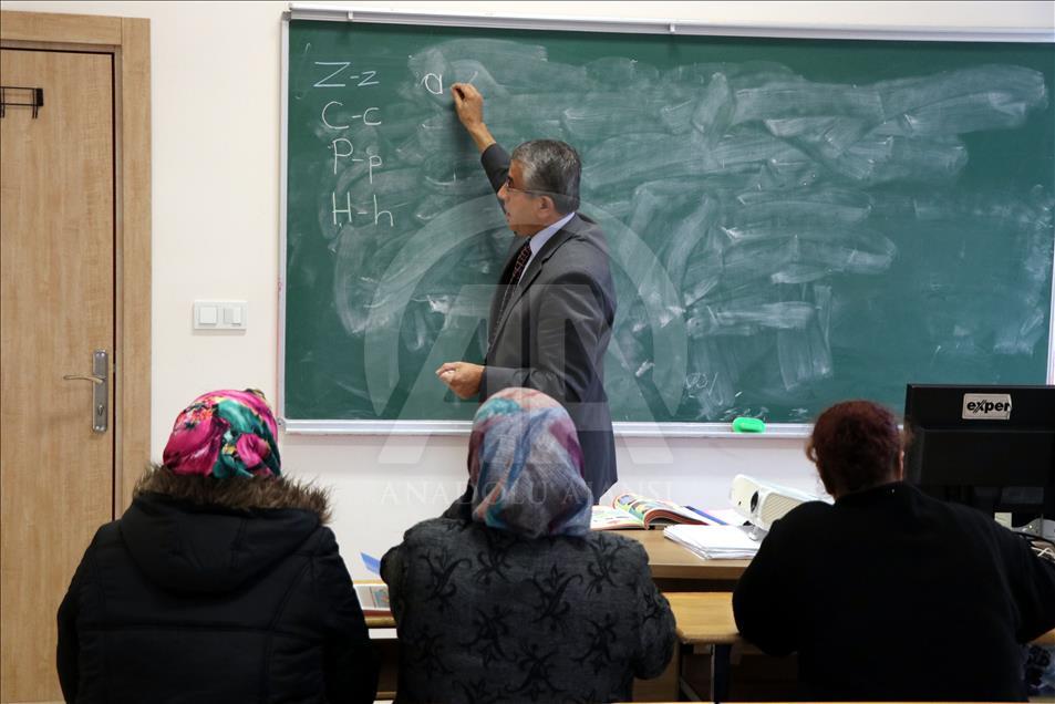 Kamile teyze okuma yazmayı 72 yaşında öğrendi