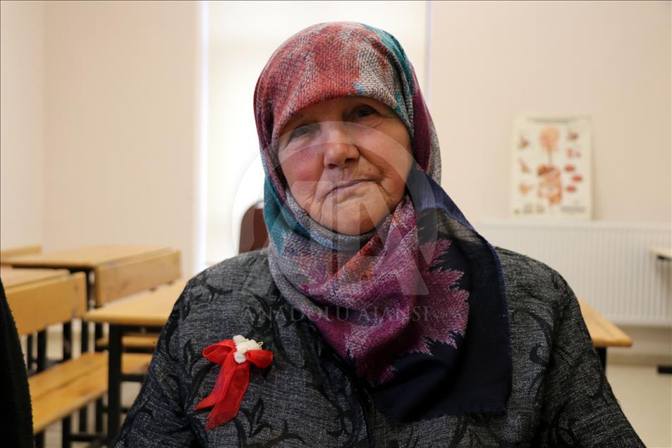 Kamile teyze okuma yazmayı 72 yaşında öğrendi