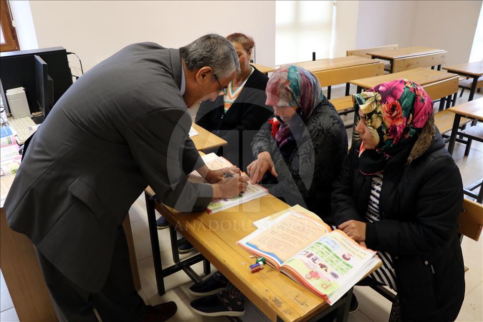 Kamile teyze okuma yazmayı 72 yaşında öğrendi