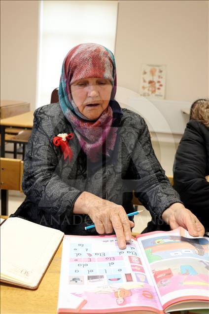 Kamile teyze okuma yazmayı 72 yaşında öğrendi