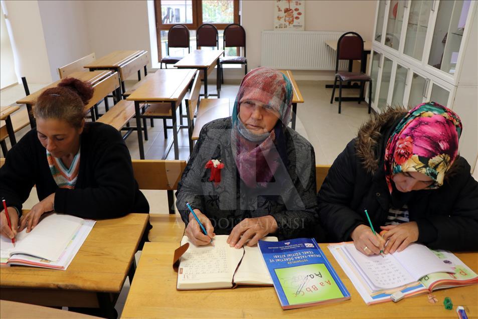 Kamile teyze okuma yazmayı 72 yaşında öğrendi