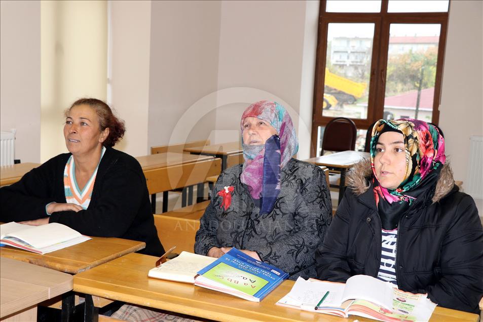 Kamile teyze okuma yazmayı 72 yaşında öğrendi