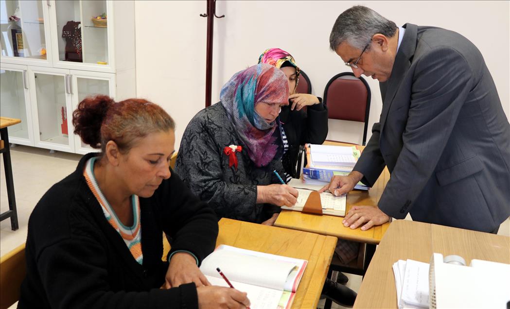 Kamile teyze okuma yazmayı 72 yaşında öğrendi