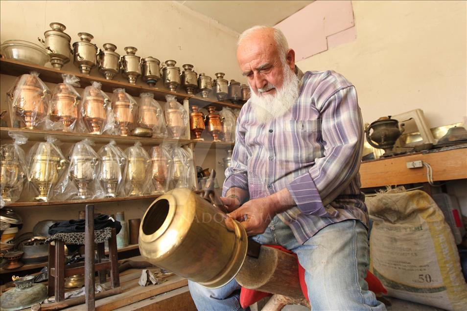 Ömer ustanın yaptığı semaverlerle "Tavşan kanı" çay