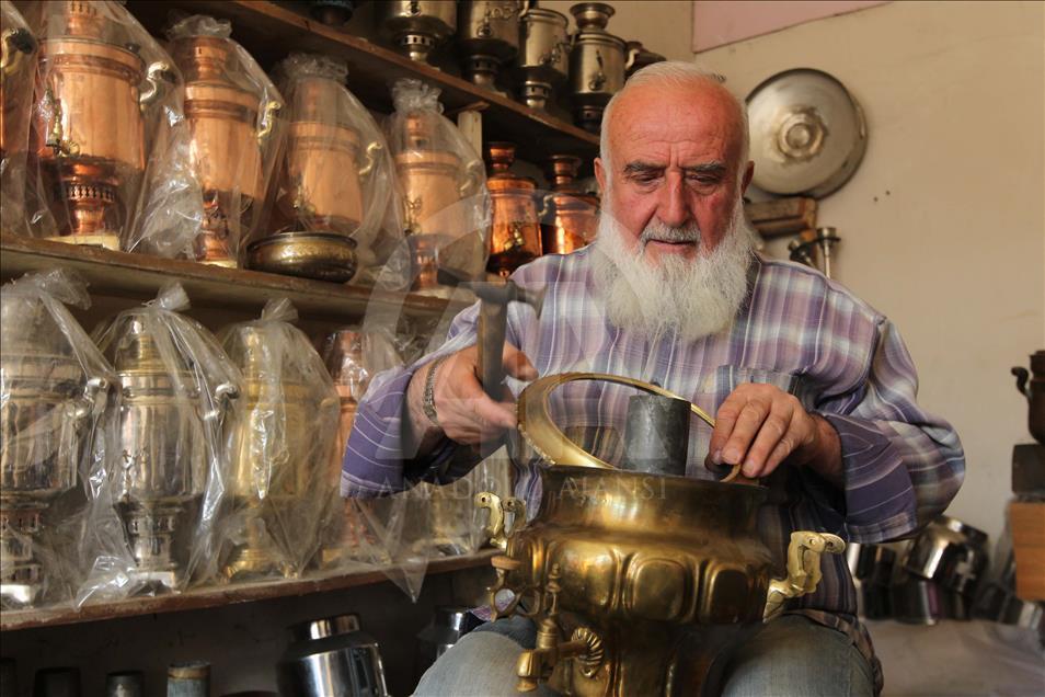 Ömer ustanın yaptığı semaverlerle "Tavşan kanı" çay