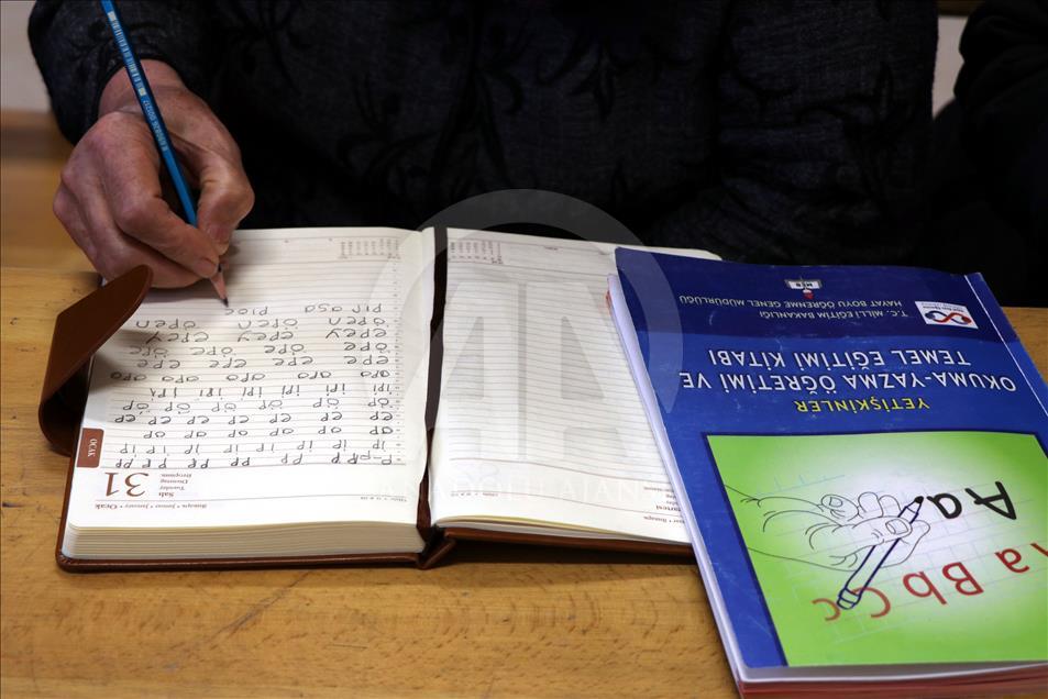 Kamile teyze okuma yazmayı 72 yaşında öğrendi