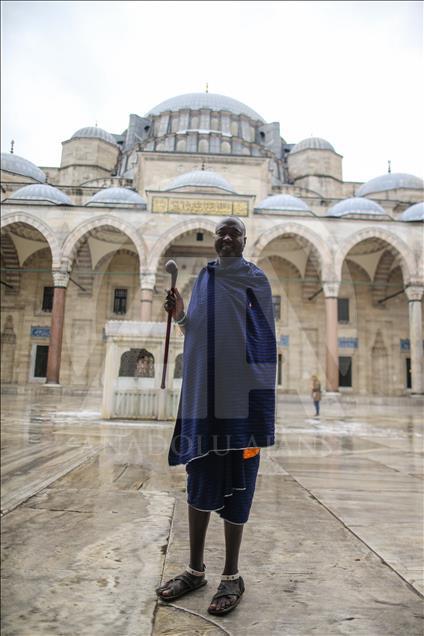 Kabile şefi Kiberenge İslam'ı tanımaya geldi