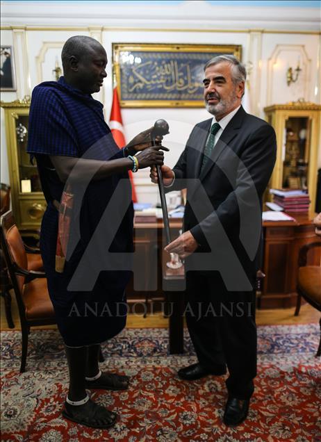 Kabile şefi Kiberenge İslam'ı tanımaya geldi