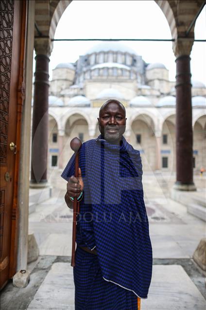 Kabile şefi Kiberenge İslam'ı tanımaya geldi